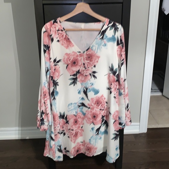 ⭐️HOST PICK⭐️S PINK BLUSH Floral maternity dress with bell sleeves in size SMALL - Picture 2 of 9